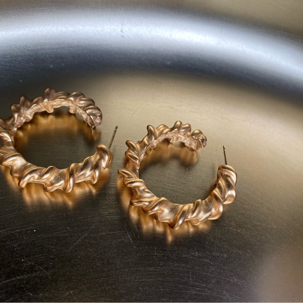STUNNING vintage Anne Klein gold tone earrings - Picture 3 of 7